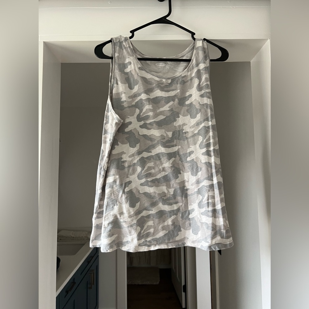 Old Navy - set of 2 camo tank tops